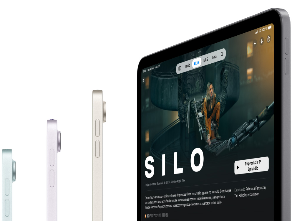 Imagem da lateral de três modelos de iPad Air. Um quarto aparelho mostra a série Silo no Apple TV Plus.
