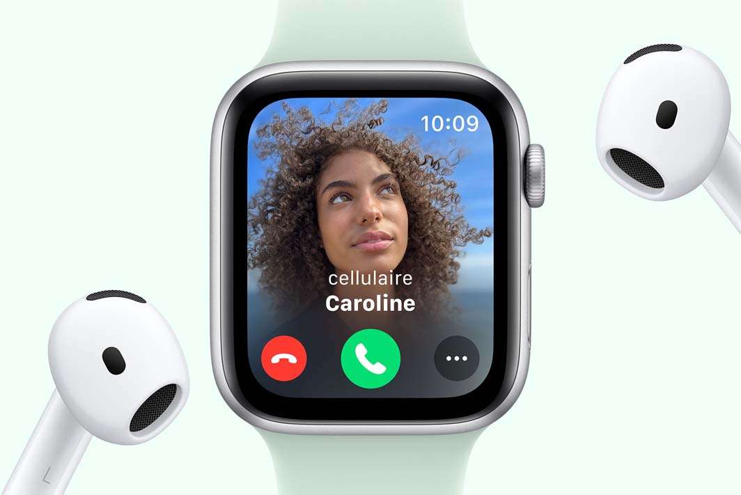 « Une Apple Watch SE affichant un appel entrant, à côté d’une paire d’AirPods »