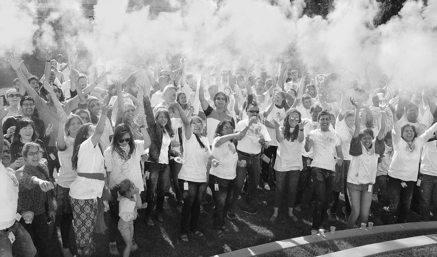 Un ampio gruppo di dipendenti fuori da un campus Apple.