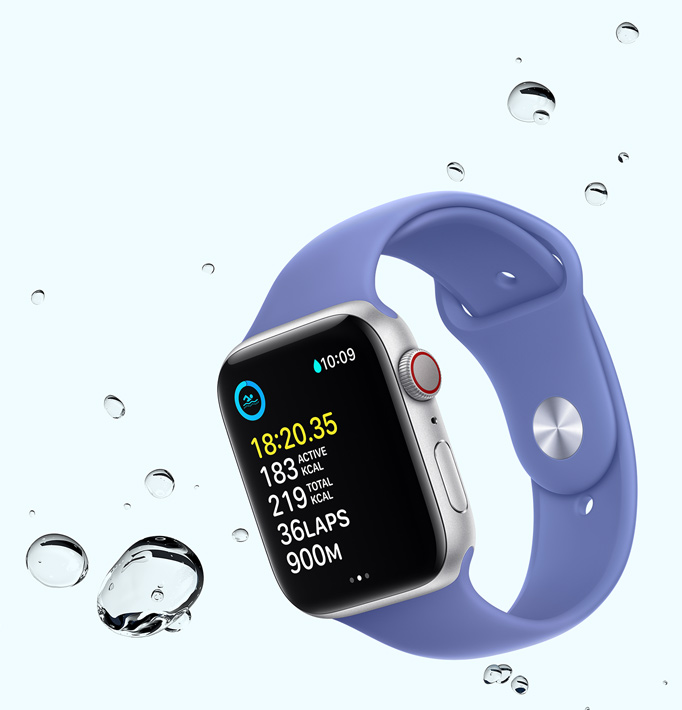 Apple Watch SE se zobrazeným plaveckým cvičením. Kolem hodinek jsou kapky vody.