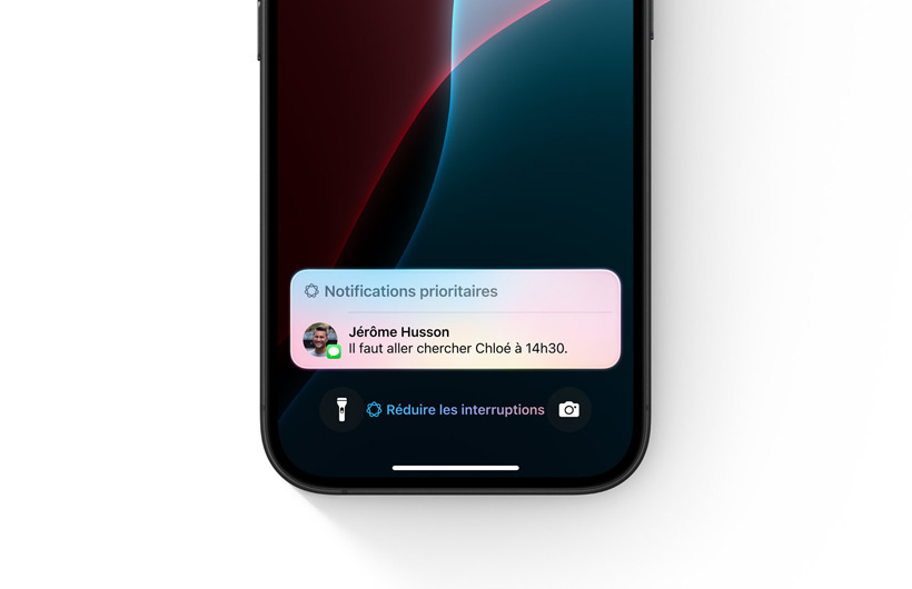 Un iPhone avec le mode de concentration Réduire les interruptions activé affiche une unique notification signalée comme « Peut-être important ».