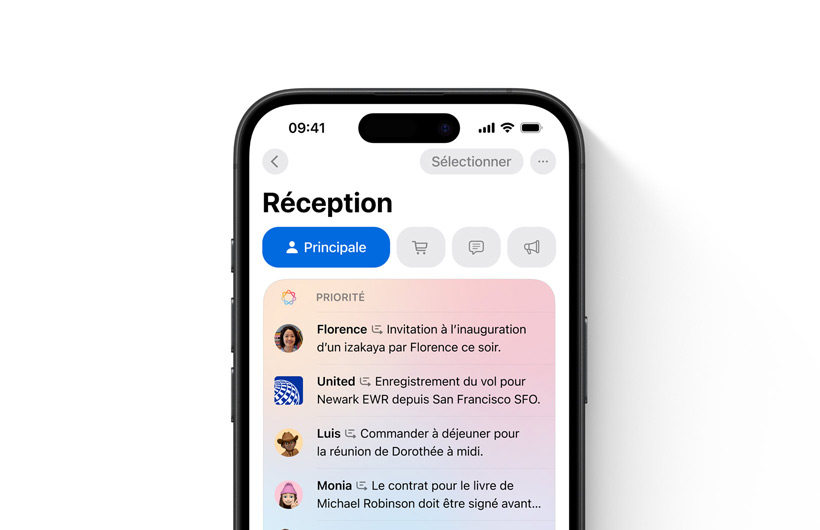 Un iPhone montre une boîte de réception dans l’app Mail avec les messages importants surlignés d’une couleur différente dans la partie supérieure
