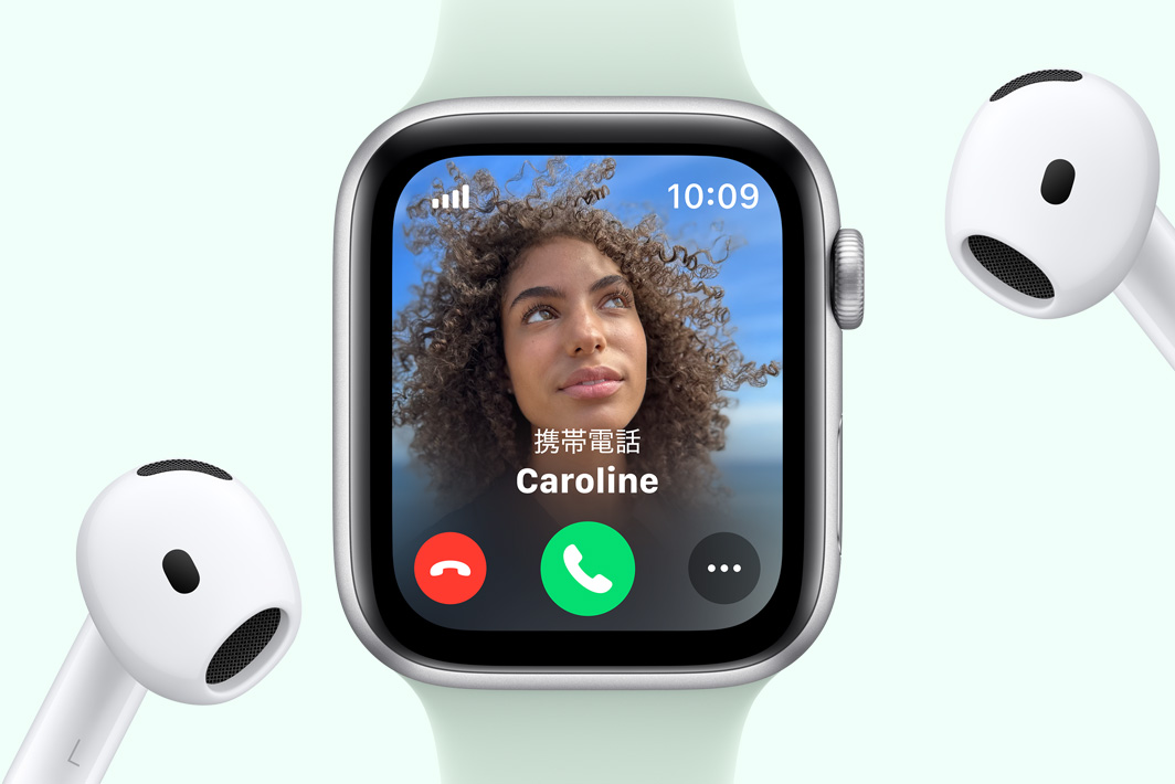 着信が表示されているApple Watch SE。両隣にAirPodsが置かれている