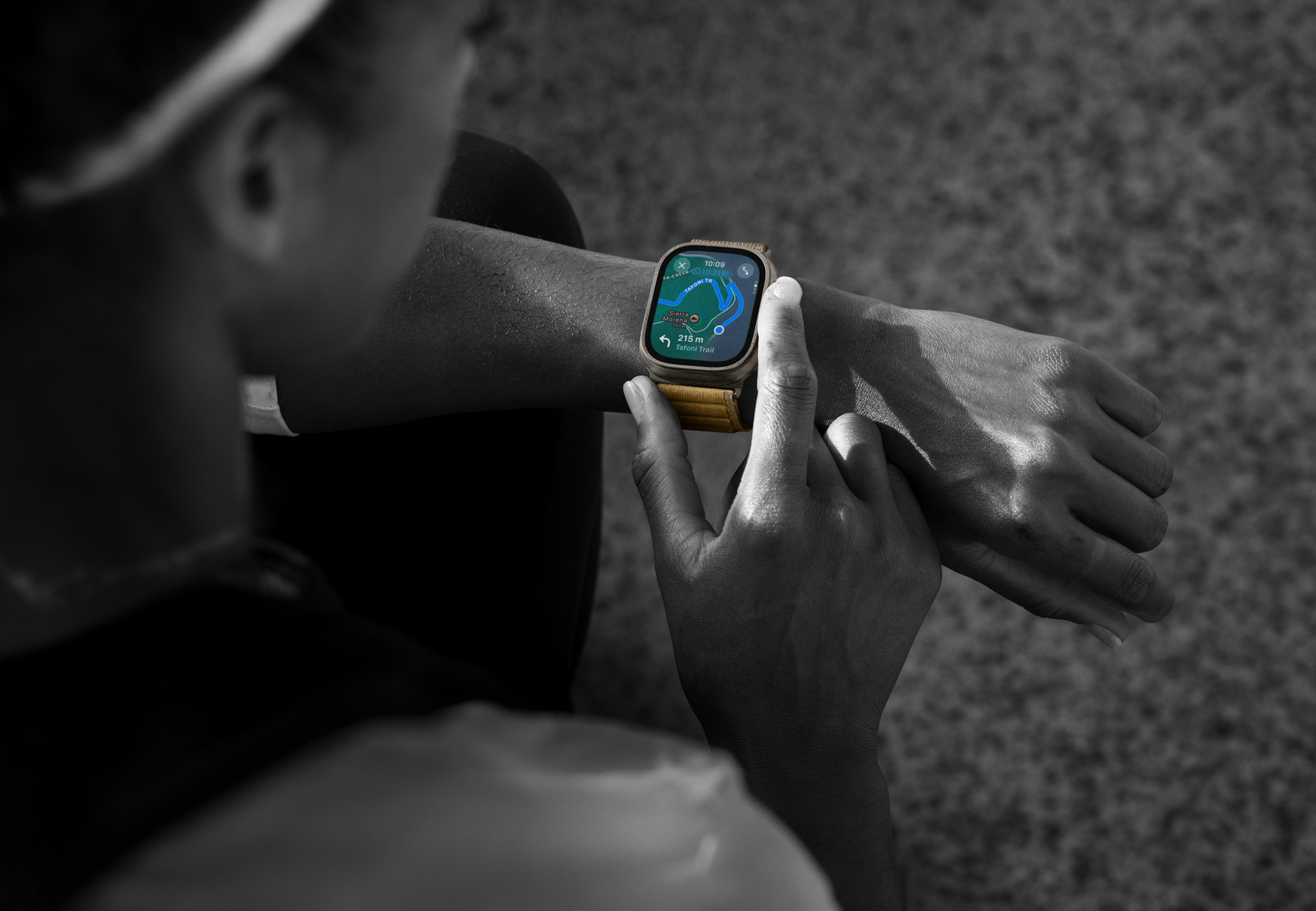 Apple Watch Ultra 2上のマップを確認するハイカー。マップには経路が示されている