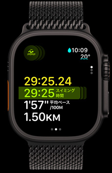 マルチスポーツ機能の一環として、スイミングの時間、ペース、距離を表示しているApple Watch Ultra 2