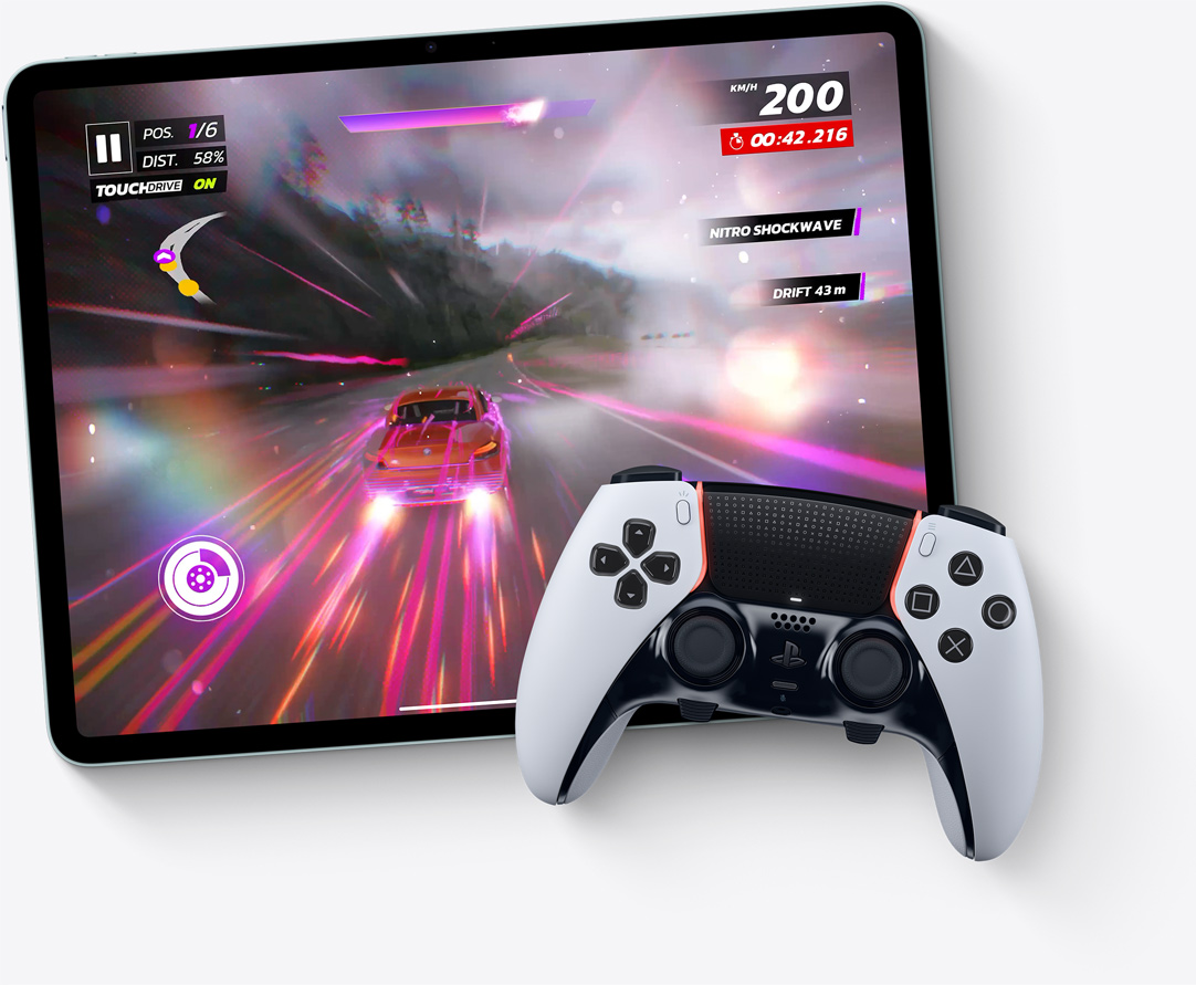 iPad Air, orientare orizontală, ecranul arată jocul video Asphalt Legends Unite, un controler Playstation