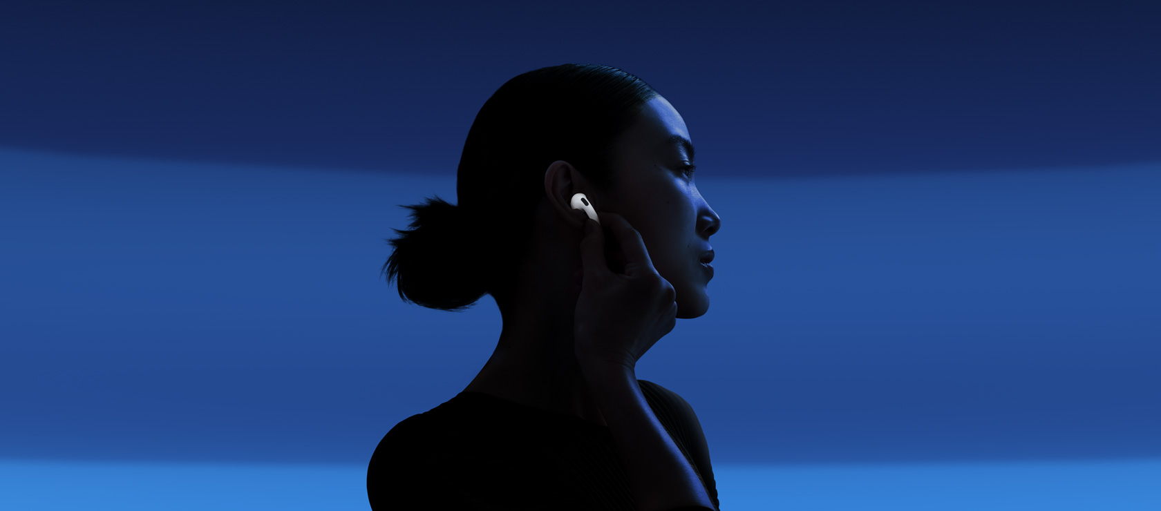 Nahaufnahme, Vorder- und Rückseite der neuen AirPods 4.