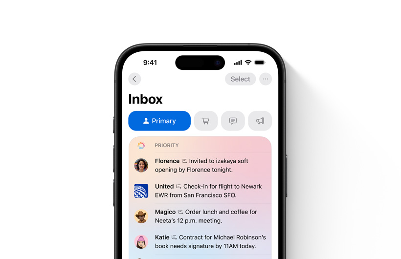 iPhone se zobrazenou schránkou Příchozí v Mailu, kde se důležité zprávy zobrazují nahoře a jsou zvýrazněné jinou barvou