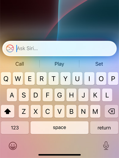 Textové pole v horní části klávesnice iPhonu s nápisem Ask Siri
