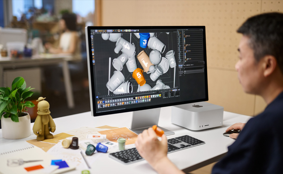 一名設計師使用 Mac 進行 3D 算圖