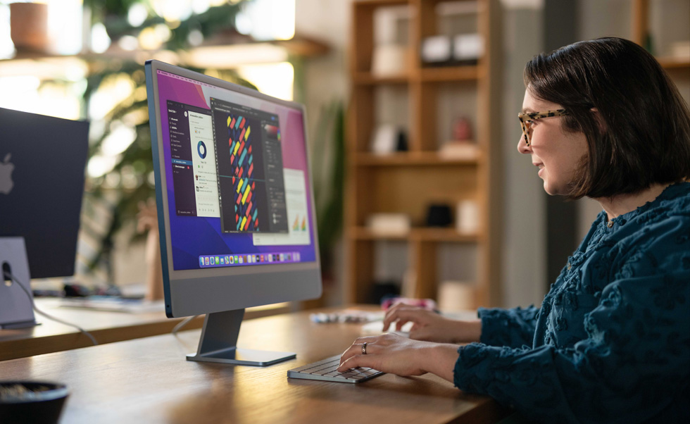 Una diseñadora crea diseños personalizados en el Mac.