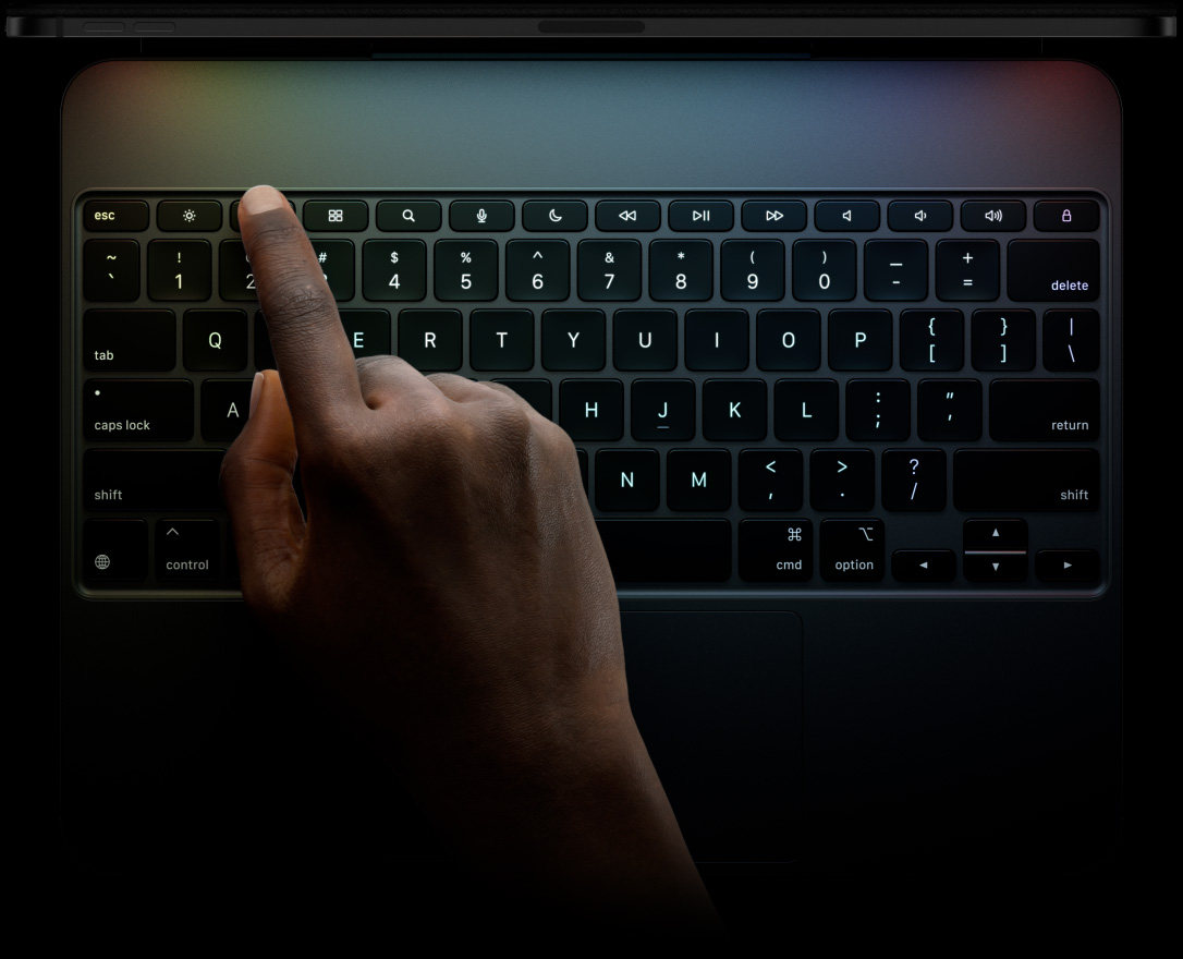 لوحة مفاتيح ماجيك لجهاز iPad Pro، سوداء، صف مفاتيح وظائف مخصص، مفاتيح للأسهم مرتبة على شكل حرف