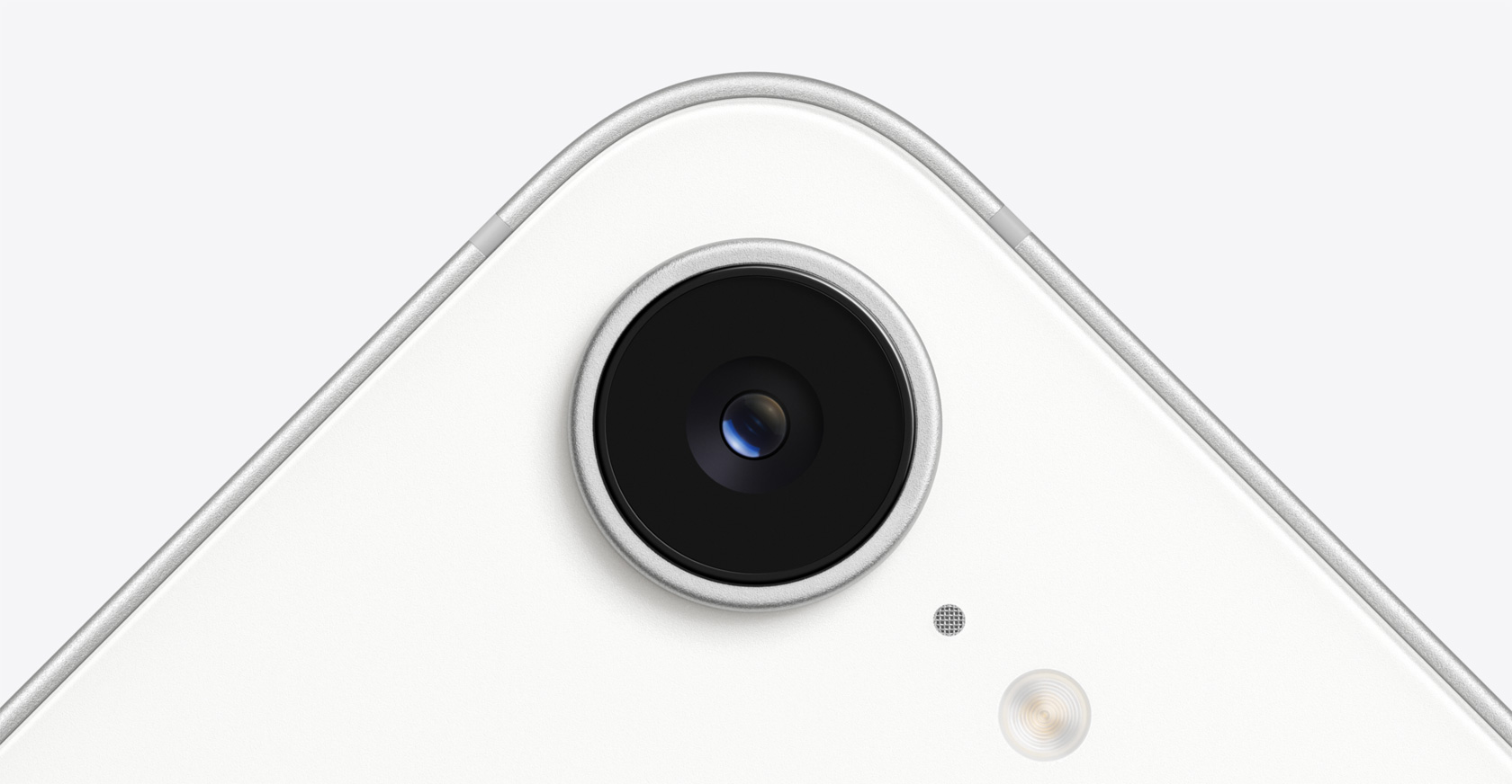 Objectif de la caméra sur un iPhone 16e en blanc.