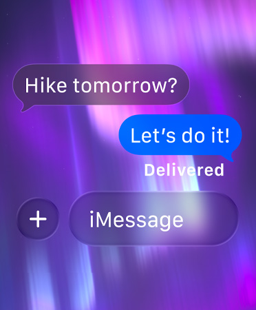 An image of the northern lights as the background of a groupchat in Messages