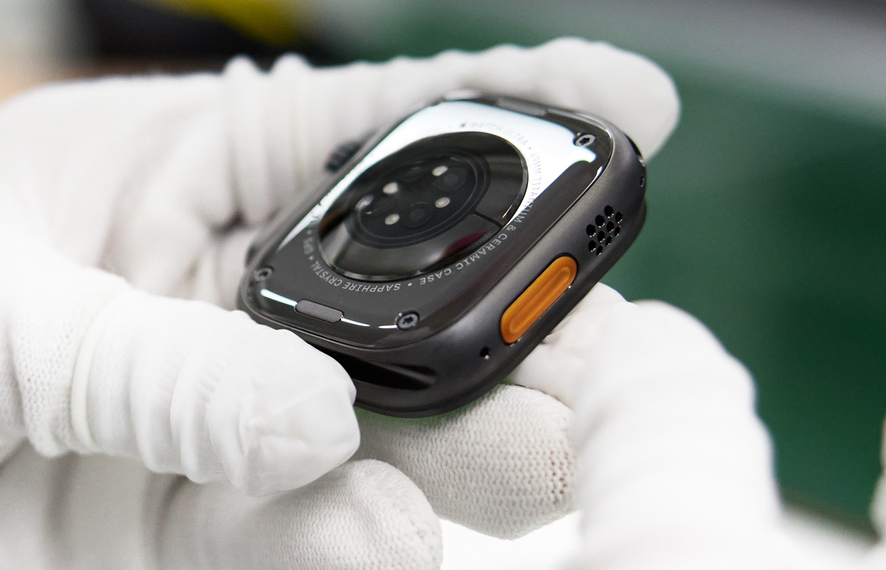 장갑을 낀 손으로 Apple Watch의 본체를 뒷면이 위로 향하게 잡고 있는 모습