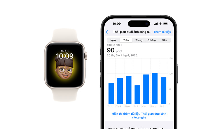 Apple Watch SE, Dây Đeo Thể Thao màu trắng, mặt trước, màn hình hiển thị Đồng Hồ, Memoji, bên cạnh đó là mặt trước của iPhone 16, màn hình hiển thị Sức Khỏe, Biểu Đồ Thời Gian Dưới Ánh Sáng Ngày