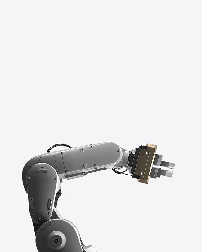 Egy robotkar részleges képe fehér háttér előtt.