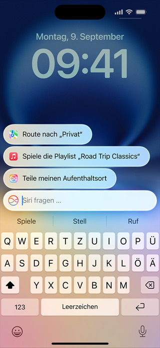 iPhone mit neu gestaltetem Siri und der Funktion „Siri Anfragen tippen“.