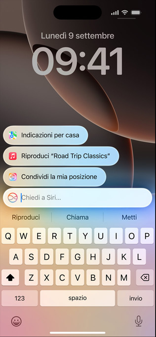 Un iPhone 16 Pro con le funzioni Siri e Scrivi a Siri riprogettate.