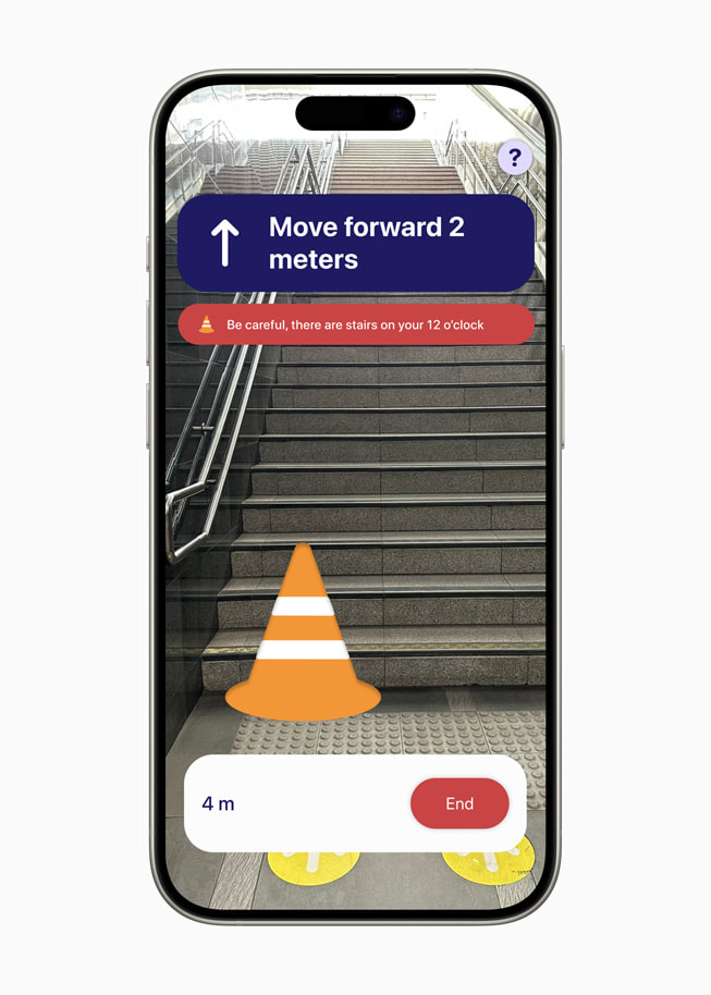 Et skjermbilde av PetaNetra-appen på iPhone 15 Pro ber brukeren om å gå to meter framover og være forsiktig, for det er trapper rett foran vedkommende. 