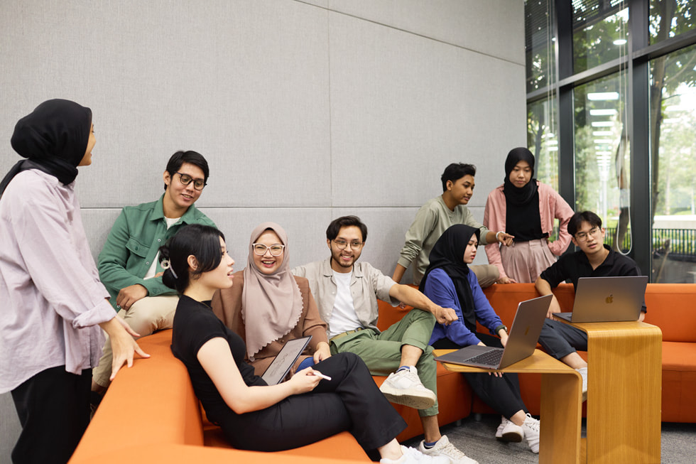 Ni studenter fra Apple Developer Academy vises i et klasserom.