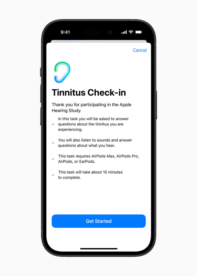 iPhone 15 Pro, na którym widać ekran badania Apple Hearing Study z napisem „Tinnitus Check-In” i instrukcjami.