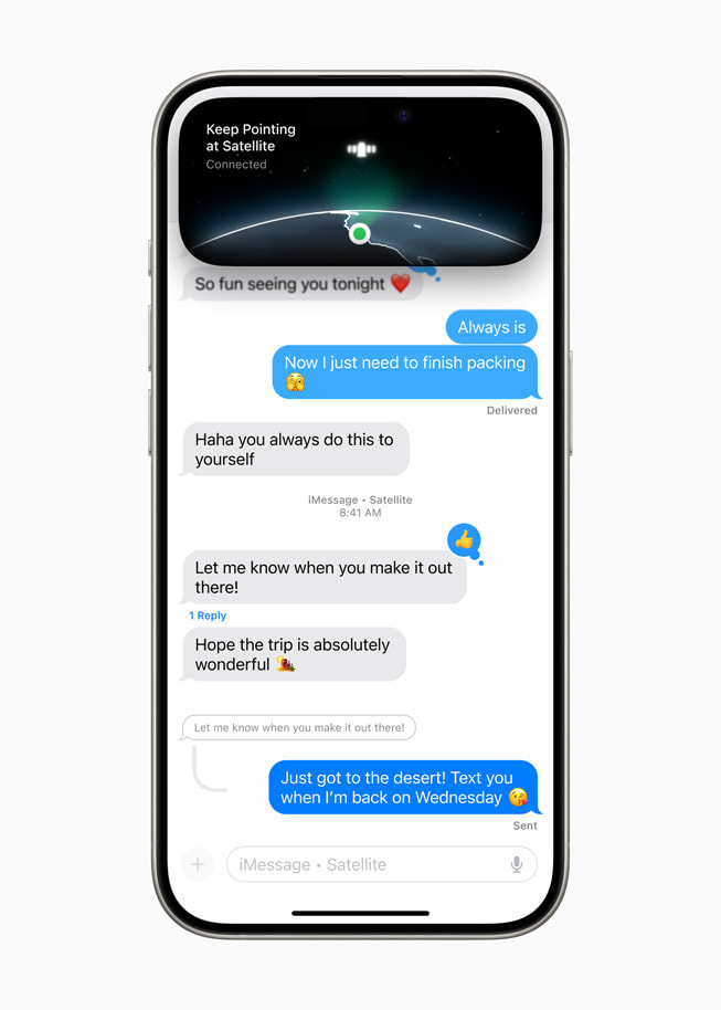 Meldinger via satellitt vises på en iPhone 15 Pro.