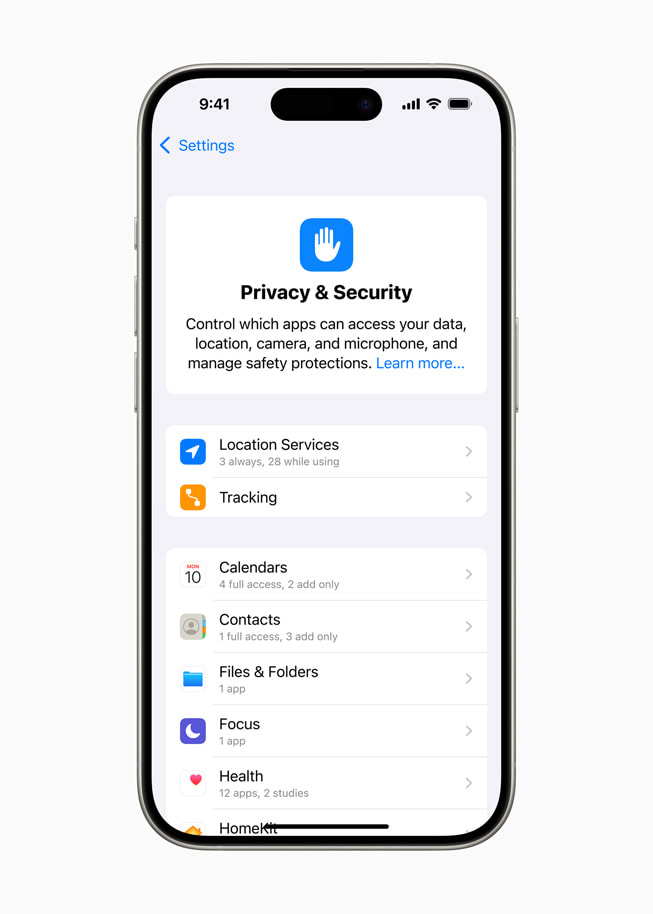 Den oppdaterte Personvern og sikkerhet-delen av Innstillinger vises på en iPhone 15 Pro.