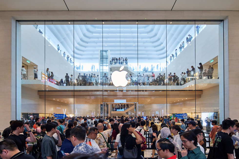 Khách hàng đang xếp hàng tại Apple The Exchange TRX. 