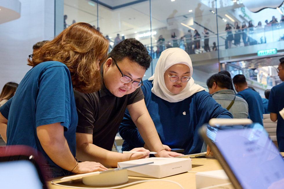 Các nhân viên Apple The Exchange TRX cùng một khách hàng đang sử dụng Apple Pencil và iPad. 