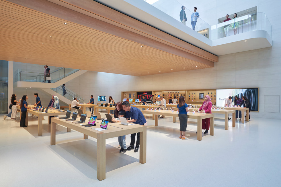 Khách hàng đang khám phá các phiên bản iPad mới nhất và dòng sản phẩm iPhone 15 bên trong Apple The Exchange TRX.