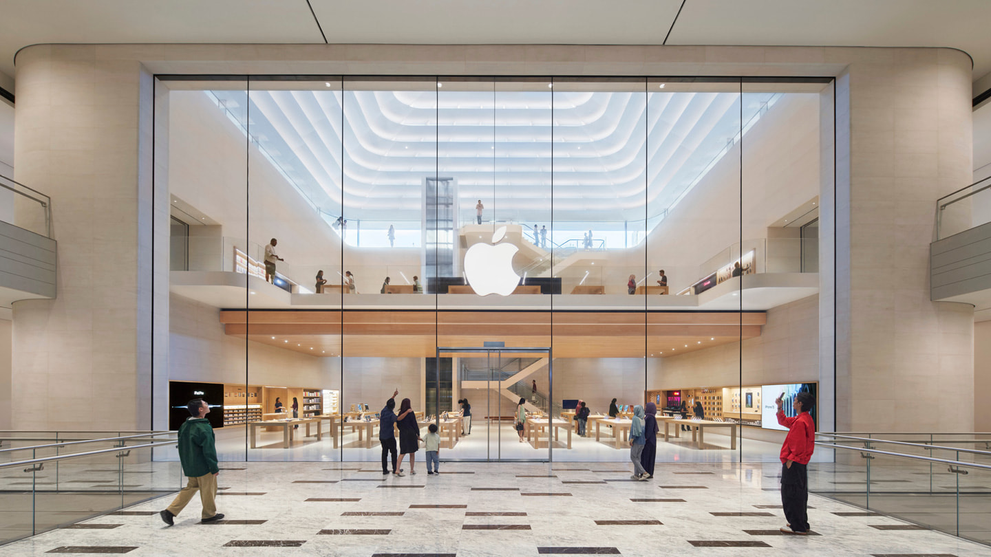 Ảnh chụp khách hàng đang đứng trước lối vào bên trong của Apple The Exchange TRX. 