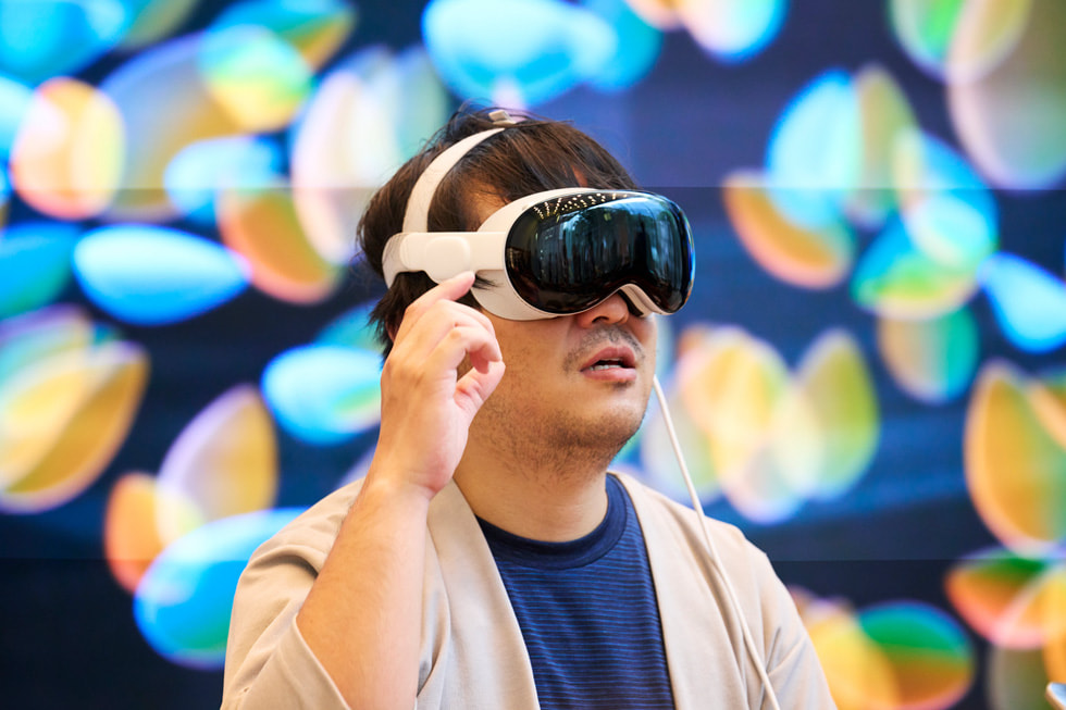 عميل يضع يده بالقرب من وجهه أثناء ارتداء Apple Vision Pro.