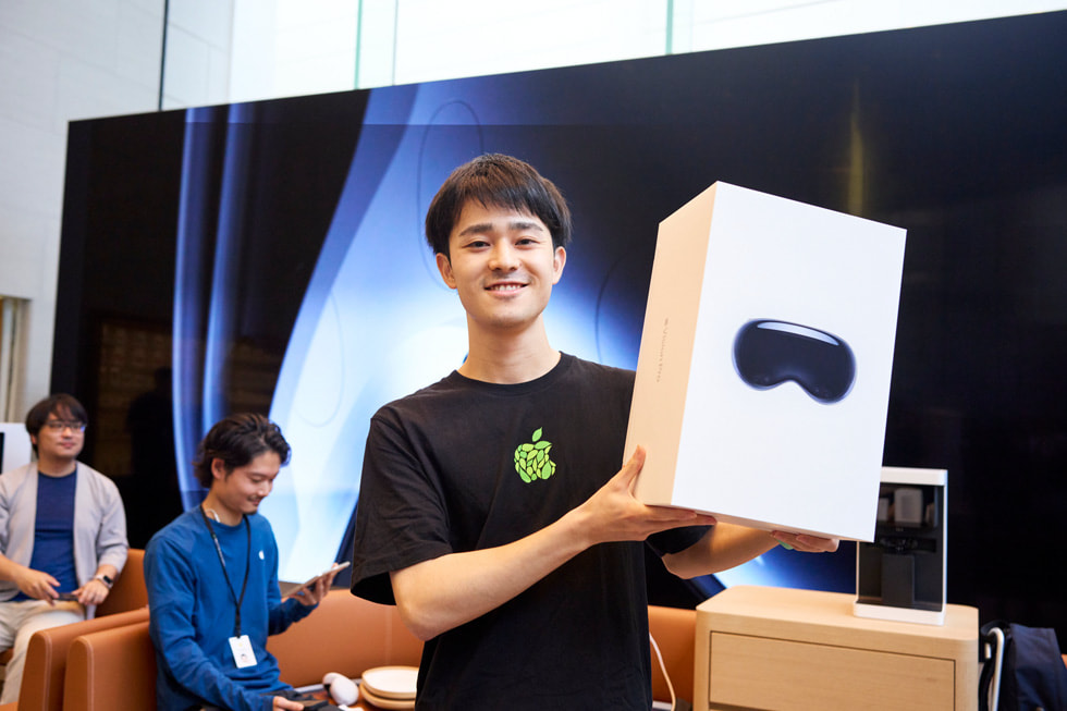 عميل يحمل Apple Vision Pro الذي اشتراه داخل متجر Apple Omotesando.