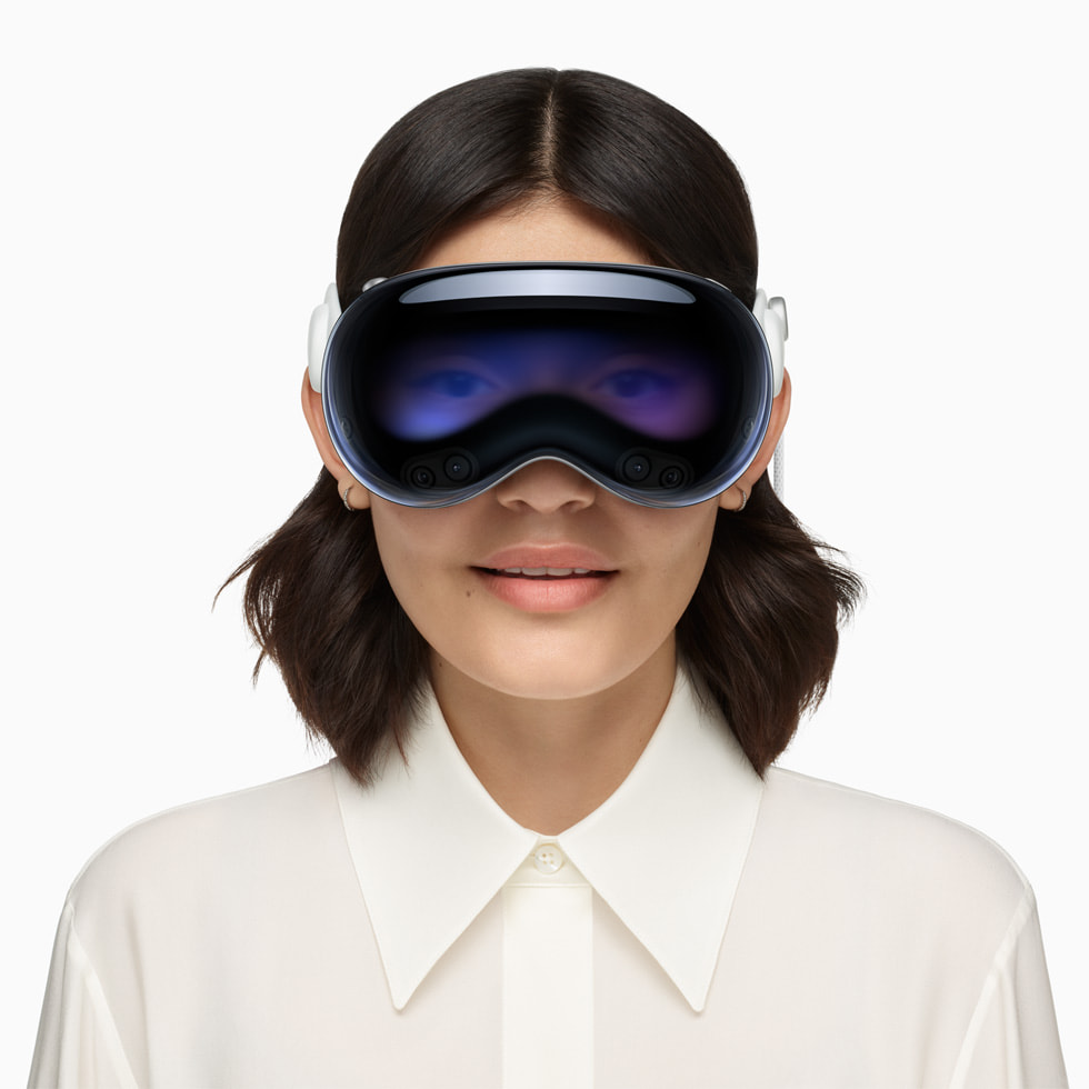 Apple Vision Pro kullanan bir kişi.