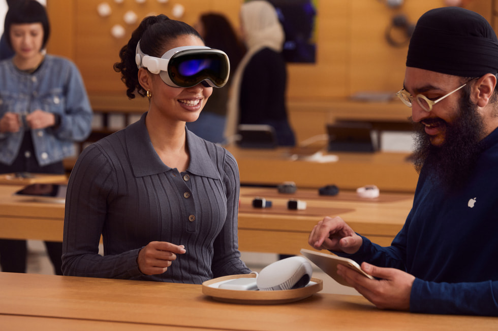 Apple StoreでApple Vision Proを体験しているお客様。