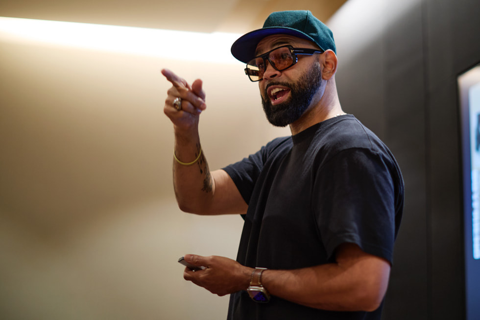 Prophet Guillory 在 Apple Music 納許維爾辦公室與學生談話。