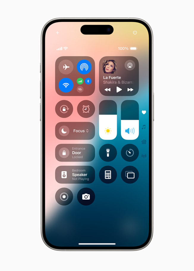 제어 센터를 보여주는 iPhone 15 Pro.
