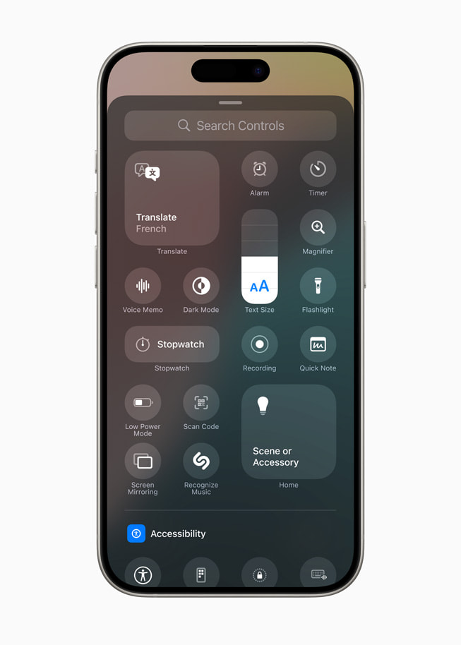 제어 갤러리를 보여주는 iPhone 15 Pro.
