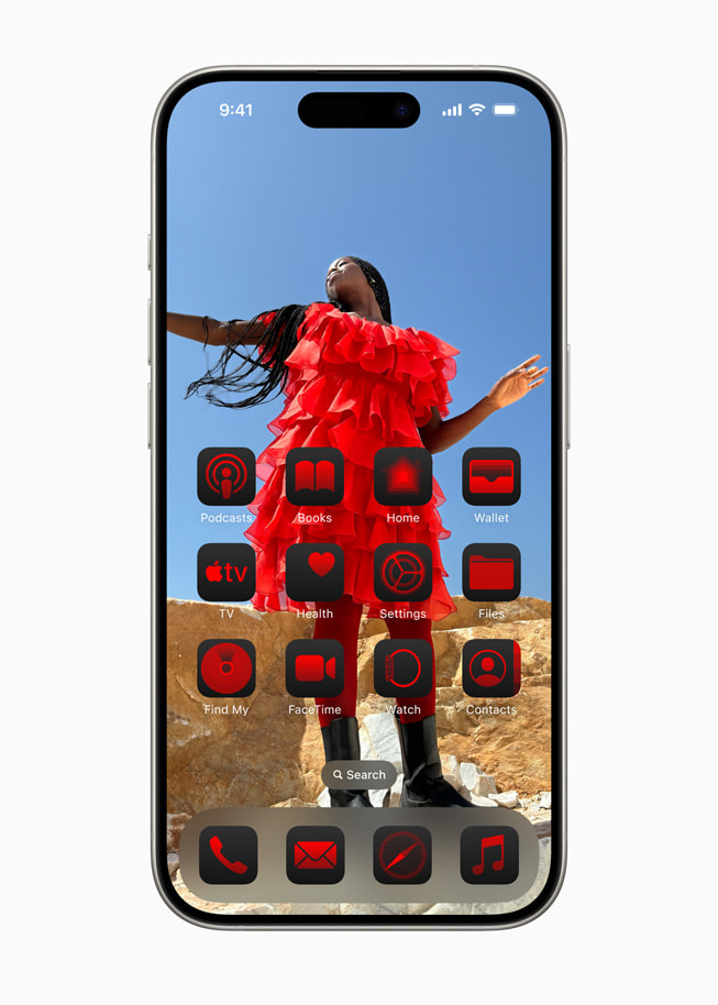 사진을 중심으로 앱과 위젯을 배열한 홈 화면을 보여주는 iPhone 15 Pro.