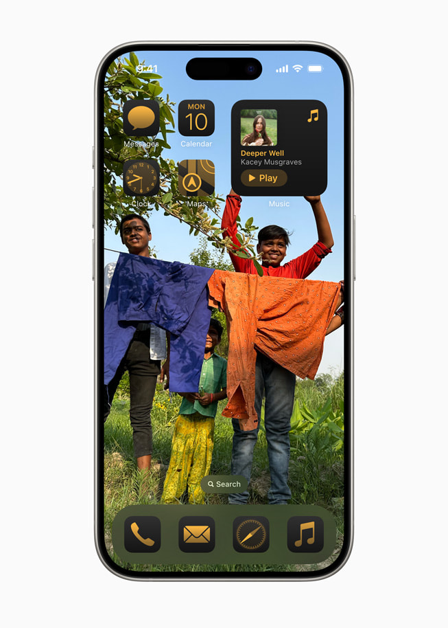 앱 아이콘과 위젯에 색조 효과를 넣은 홈 화면을 보여주는 iPhone 15 Pro.
