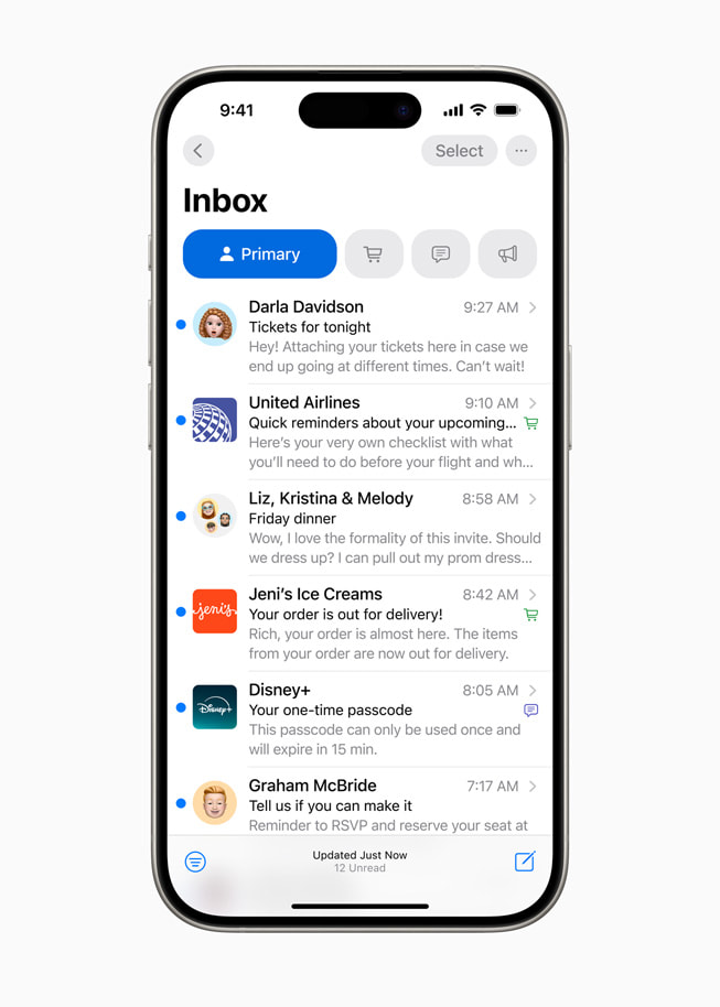 Mail의 받은 편지함에서 여러 통의 이메일 위에 '우선 순위'라는 제목의 카테고리를 보여주는 iPhone 15 Pro.