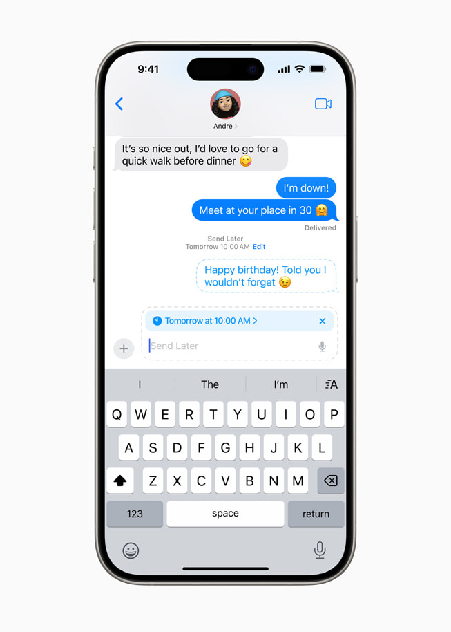 다음 날 전송하도록 예약 설정한 생일 축하 메시지를 보여주는 iPhone 15 Pro.