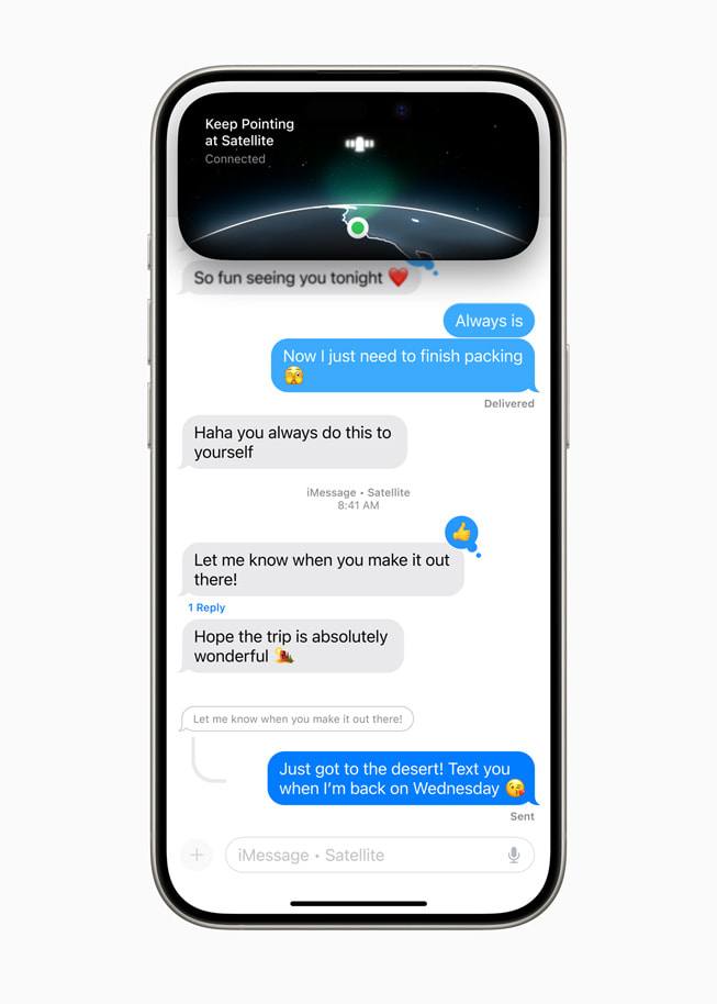 위성 이미지가 있는 iMessage 문자 대화와 '위성 방향 계속 유지... 연결 완료'라는 문구가 뜬 Dynamic Island를 보여주는 iPhone 15 Pro.