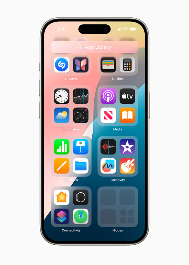 가려진 앱을 위한 전용 폴더가 있는 앱 보관함을 보여주는 iPhone 15 Pro.