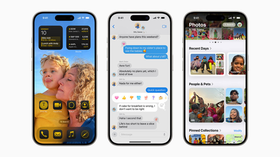 세 대의 iPhone 15 Pro를 나란히 배치한 이미지로, 첫 번째 기기는 사용자화된 홈 화면을, 두 번째 기기는 메시지 앱의 향상된 Tapback을, 세 번째 기기는 새롭게 디자인한 사진 앱을 보여주고 있다. 