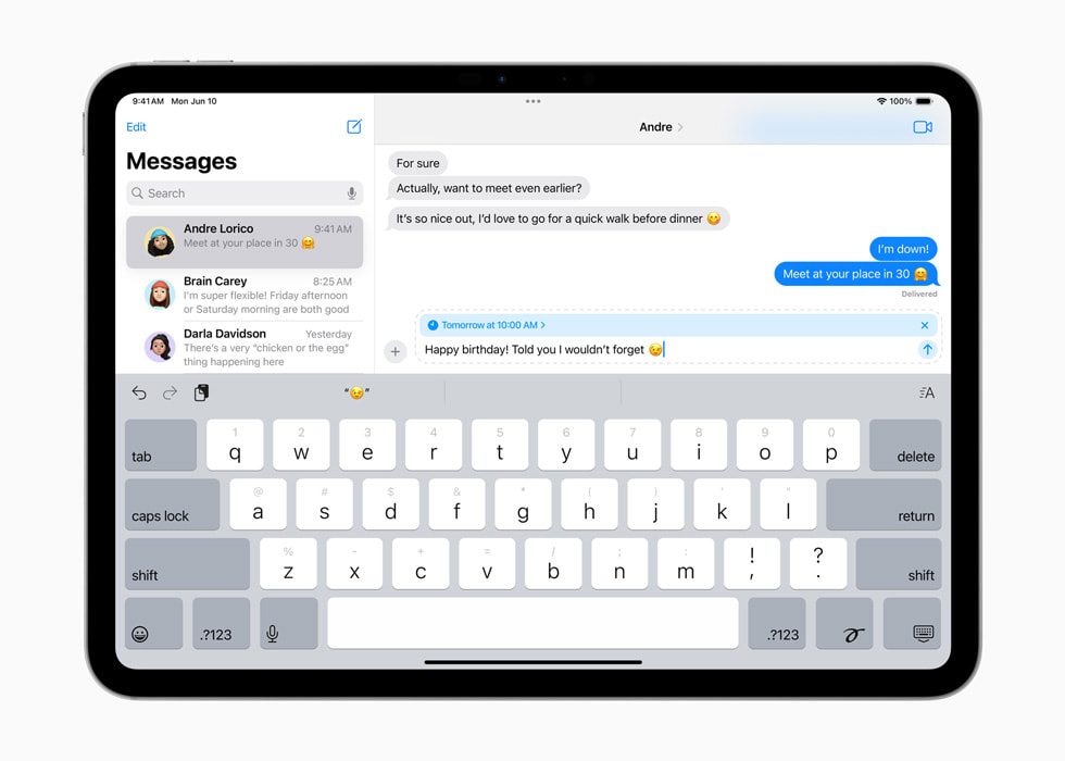 메시지 앱에서 다음 날 발송 예약된 생일 메시지를 보여주는 iPad Pro.