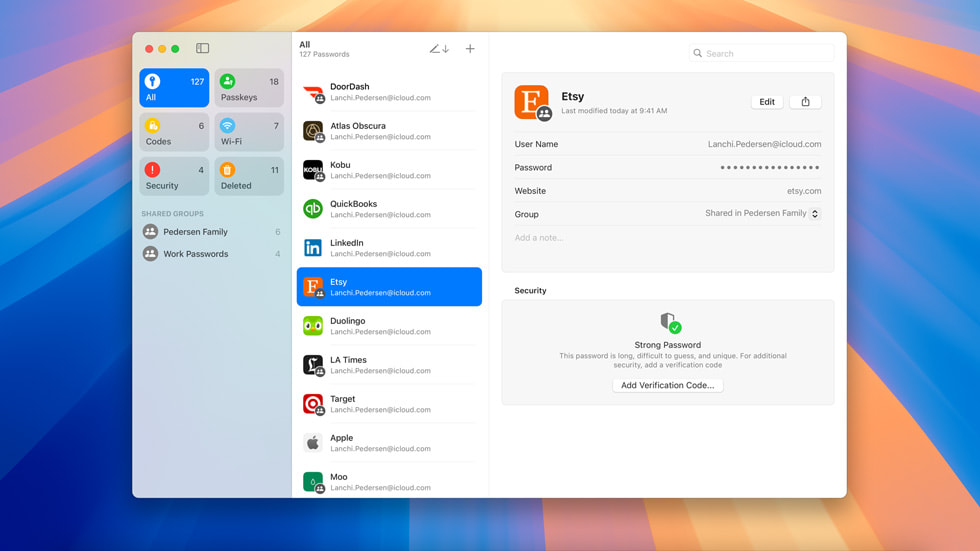 Yeni Passwords uygulaması bir kullanıcının MacBook Pro’sunda gösteriliyor.