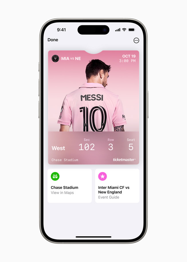 Ein iPhone 15 Pro mit einem Ticket für ein MLS-Spiel mit einem Foto von Lionel Messi, zusammen mit den Sitzplatzinfos, einem Link zur Chase Stadium-Seite in Apple Karten und einem Eventguide.