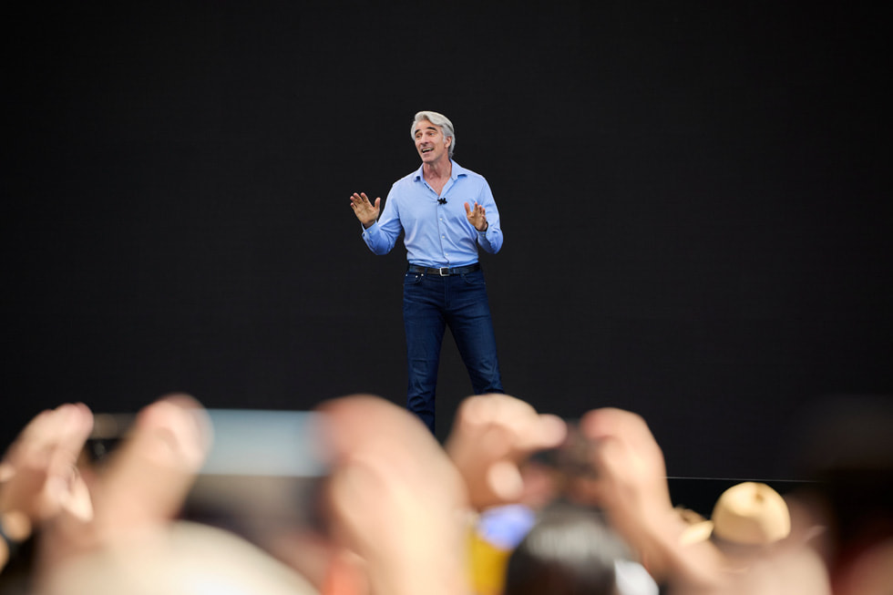 Craig Federighi, WWDC24’ün açılış gününde Apple Park’taki sahnede görünüyor.